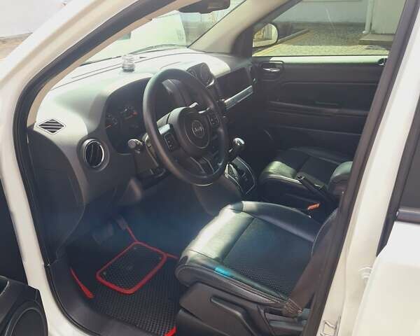 Джип Компас 2015 в Конотопе на Automoto.ua Белый Джип Компас, объемом двигателя 2.36 л и пробегом 114 тыс. км за 12900 $, фото 12 на Automoto.ua