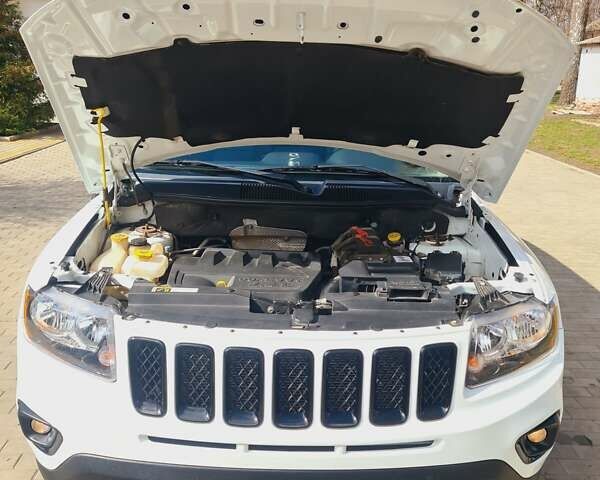 Джип Компас 2015 в Конотопе на Automoto.ua Белый Джип Компас, объемом двигателя 2.36 л и пробегом 114 тыс. км за 12900 $, фото 9 на Automoto.ua