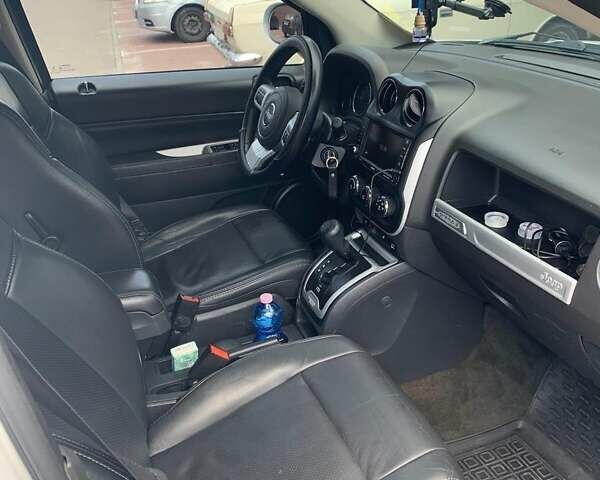 Белый Джип Компас, объемом двигателя 2 л и пробегом 202 тыс. км за 10700 $, фото 4 на Automoto.ua