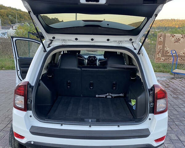 Белый Джип Компас, объемом двигателя 2.4 л и пробегом 165 тыс. км за 10900 $, фото 4 на Automoto.ua