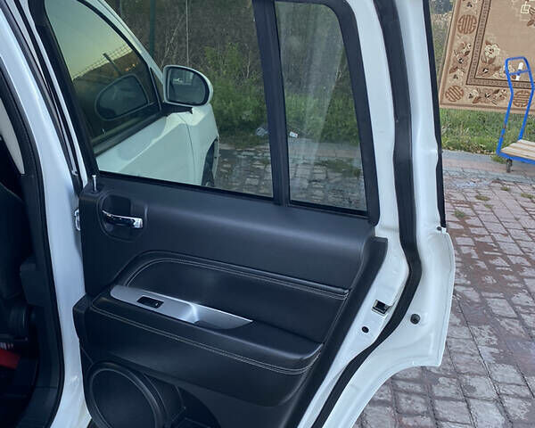 Белый Джип Компас, объемом двигателя 2.4 л и пробегом 165 тыс. км за 10900 $, фото 7 на Automoto.ua