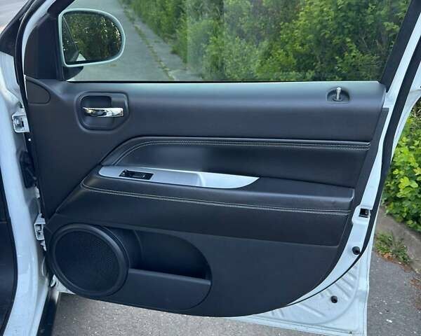 Белый Джип Компас, объемом двигателя 2 л и пробегом 140 тыс. км за 12001 $, фото 6 на Automoto.ua
