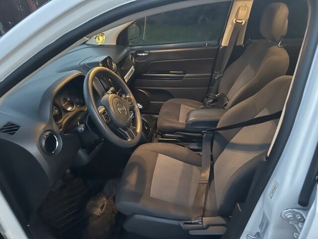 Білий Джип Compass, об'ємом двигуна 2 л та пробігом 123 тис. км за 9700 $, фото 6 на Automoto.ua