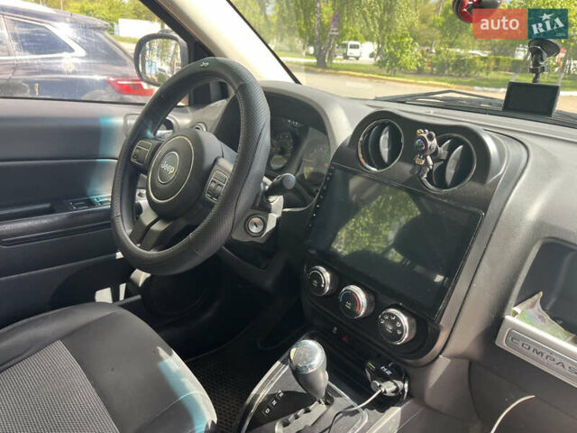 Білий Джип Compass, об'ємом двигуна 2 л та пробігом 205 тис. км за 10900 $, фото 9 на Automoto.ua