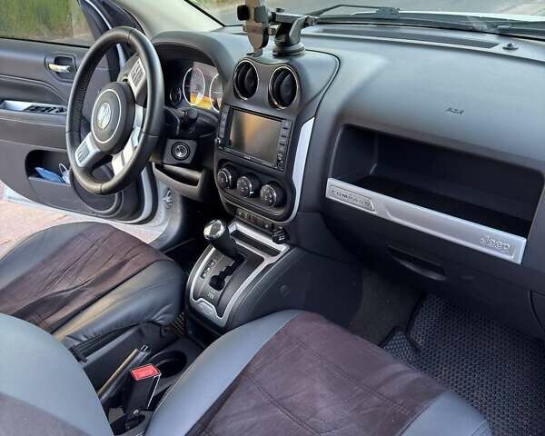 Белый Джип Компас, объемом двигателя 2 л и пробегом 140 тыс. км за 12001 $, фото 5 на Automoto.ua