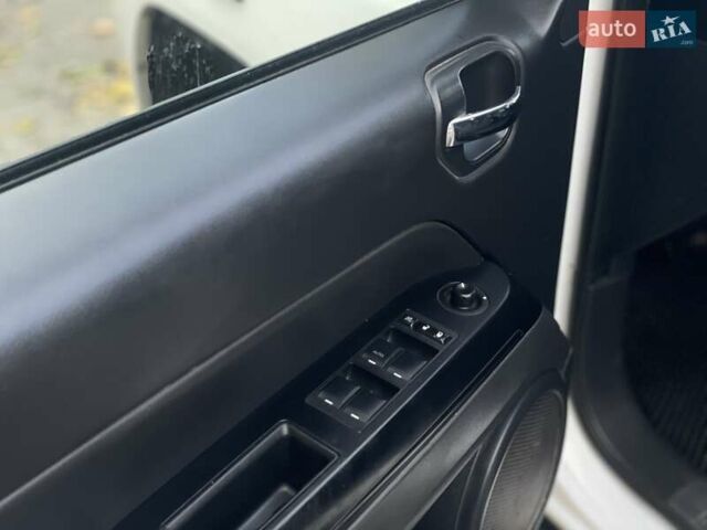 Джип Compass 2016 у Дніпро (Дніпропетровську) на Automoto.ua Білий Джип Compass, об'ємом двигуна 2.36 л та пробігом 246 тис. км за 9900 $, фото 11 на Automoto.ua