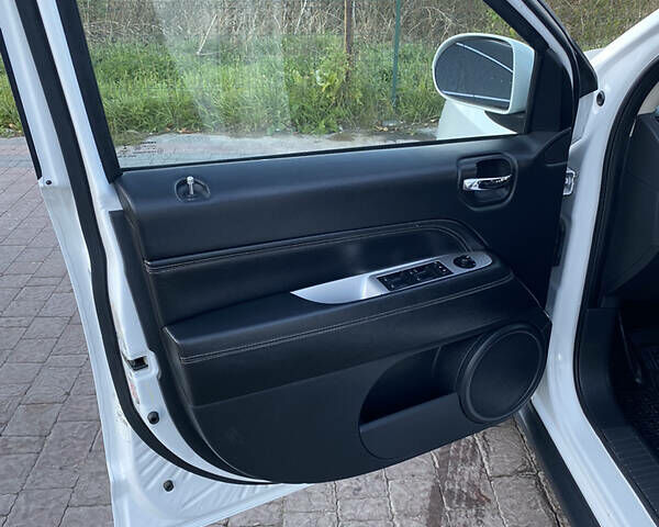 Белый Джип Компас, объемом двигателя 2.4 л и пробегом 165 тыс. км за 10900 $, фото 5 на Automoto.ua