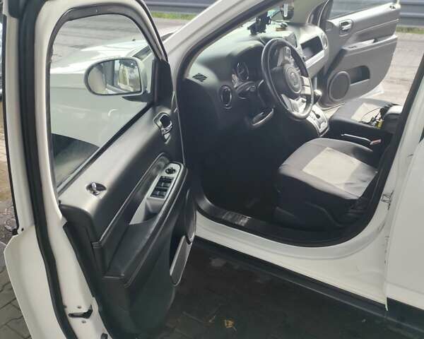 Джип Компас 2016 в Сумах на Automoto.ua Белый Джип Компас, объемом двигателя 2.4 л и пробегом 153 тыс. км за 10200 $, фото 31 на Automoto.ua