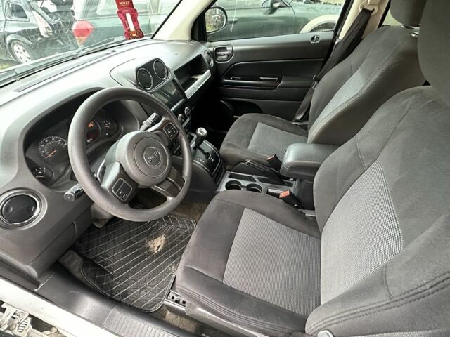 Білий Джип Compass, об'ємом двигуна 2 л та пробігом 123 тис. км за 9700 $, фото 5 на Automoto.ua
