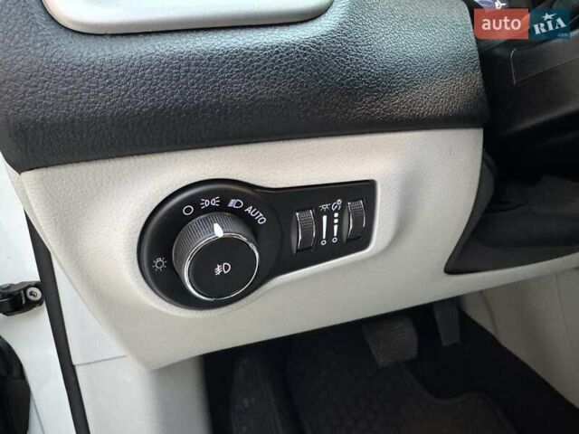 Белый Джип Компас, объемом двигателя 2.4 л и пробегом 120 тыс. км за 15900 $, фото 42 на Automoto.ua