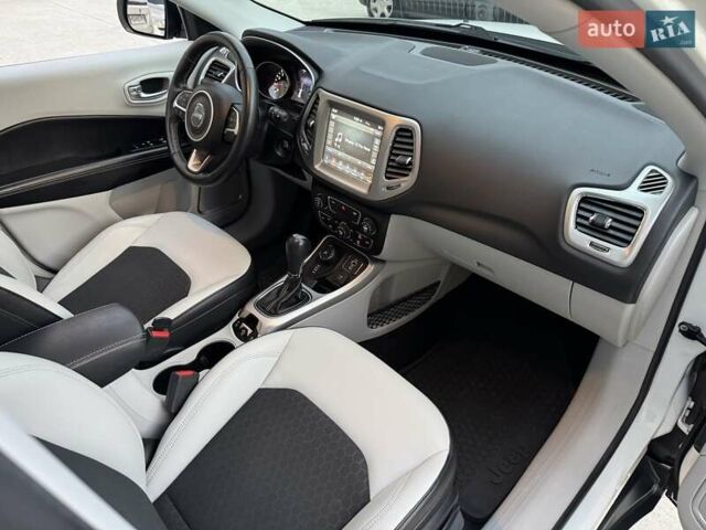 Белый Джип Компас, объемом двигателя 2.4 л и пробегом 120 тыс. км за 15900 $, фото 35 на Automoto.ua