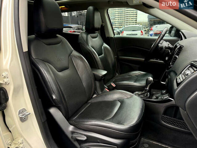 Белый Джип Компас, объемом двигателя 2.4 л и пробегом 71 тыс. км за 16900 $, фото 40 на Automoto.ua