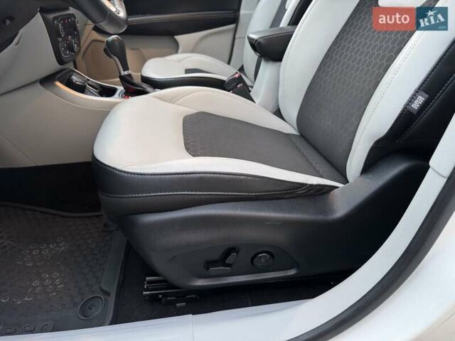Белый Джип Компас, объемом двигателя 2.4 л и пробегом 120 тыс. км за 15900 $, фото 51 на Automoto.ua