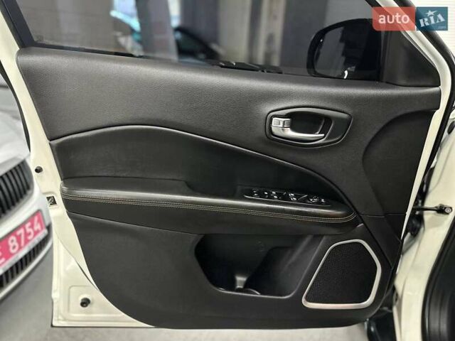 Джип Компас 2017 в Каменское - Днепродзержинск на Automoto.ua Белый Джип Компас, объемом двигателя 2.36 л и пробегом 102 тыс. км за 14799 $, фото 12 на Automoto.ua