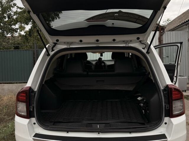 Белый Джип Компас, объемом двигателя 2 л и пробегом 190 тыс. км за 11500 $, фото 4 на Automoto.ua