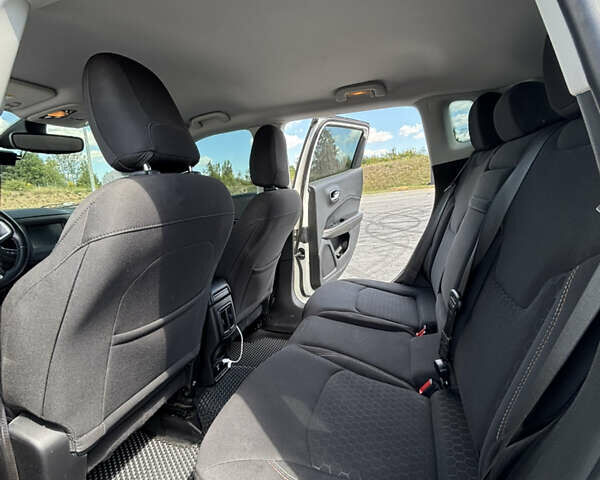Белый Джип Компас, объемом двигателя 2.36 л и пробегом 125 тыс. км за 16800 $, фото 12 на Automoto.ua