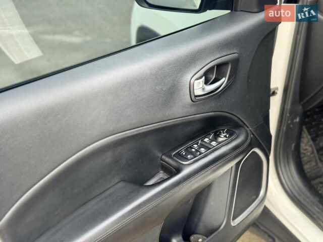 Білий Джип Compass, об'ємом двигуна 2.4 л та пробігом 64 тис. км за 16500 $, фото 10 на Automoto.ua