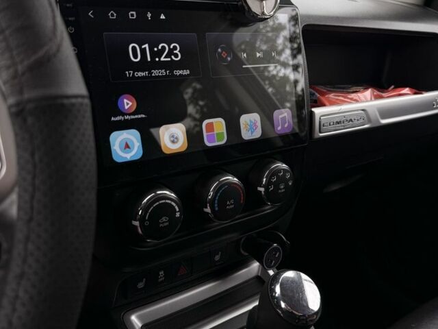 Белый Джип Компас, объемом двигателя 2 л и пробегом 190 тыс. км за 11500 $, фото 6 на Automoto.ua