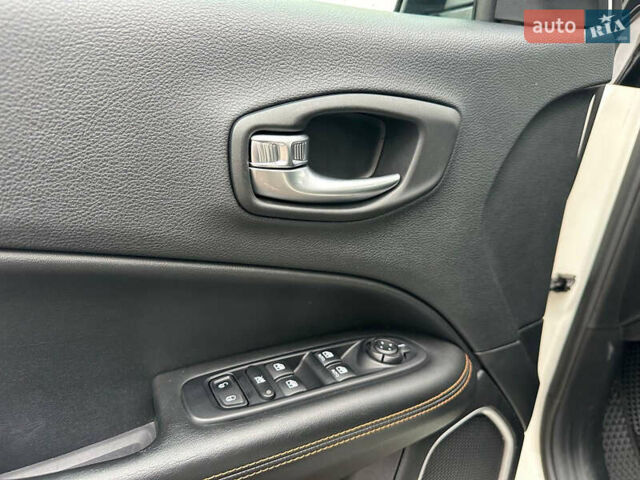 Білий Джип Compass, об'ємом двигуна 2.36 л та пробігом 190 тис. км за 11900 $, фото 17 на Automoto.ua