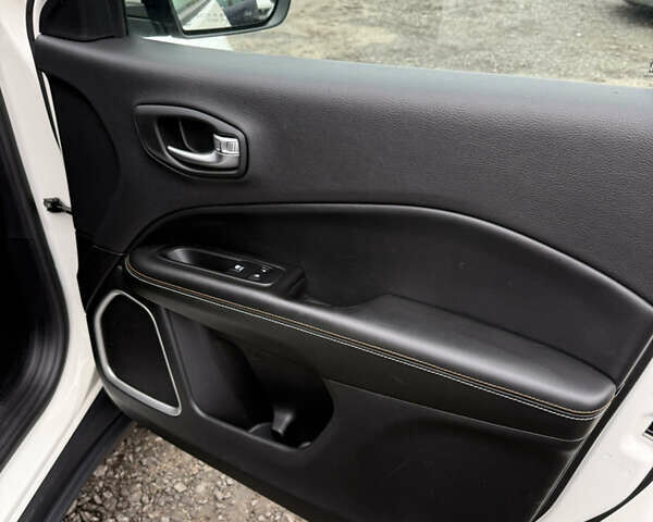 Білий Джип Compass, об'ємом двигуна 2.4 л та пробігом 172 тис. км за 14000 $, фото 9 на Automoto.ua