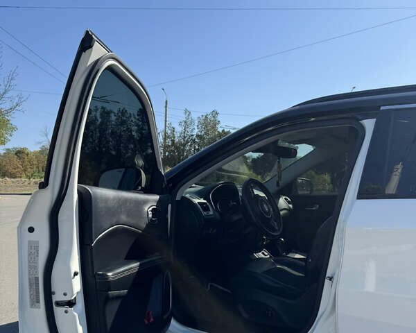 Белый Джип Компас, объемом двигателя 2.4 л и пробегом 130 тыс. км за 14000 $, фото 8 на Automoto.ua