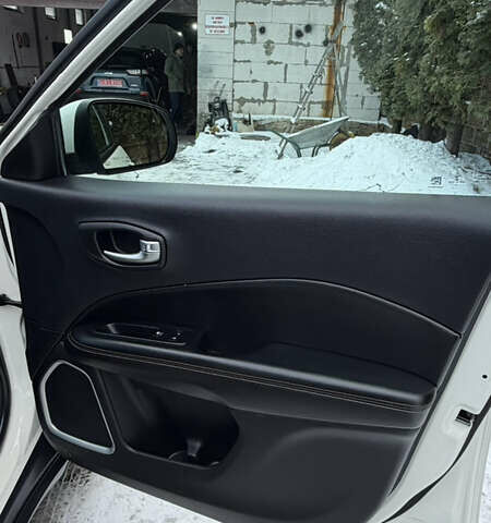 Білий Джип Compass, об'ємом двигуна 2.4 л та пробігом 119 тис. км за 15000 $, фото 38 на Automoto.ua