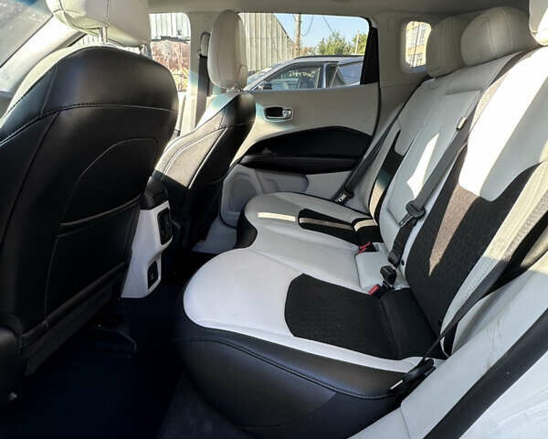 Білий Джип Compass, об'ємом двигуна 2.36 л та пробігом 53 тис. км за 10500 $, фото 2 на Automoto.ua