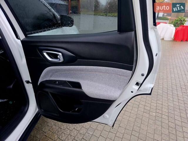 Белый Джип Компас, объемом двигателя 2.36 л и пробегом 28 тыс. км за 22499 $, фото 12 на Automoto.ua