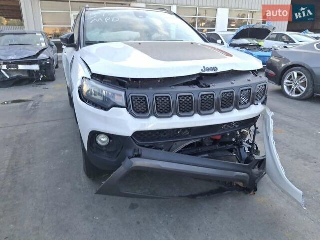 Белый Джип Компас, объемом двигателя 2 л и пробегом 45 тыс. км за 16999 $, фото 4 на Automoto.ua
