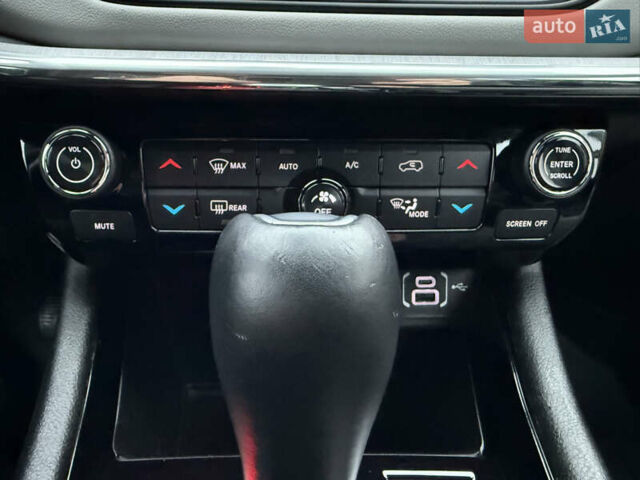 Белый Джип Компас, объемом двигателя 2 л и пробегом 30 тыс. км за 21999 $, фото 35 на Automoto.ua