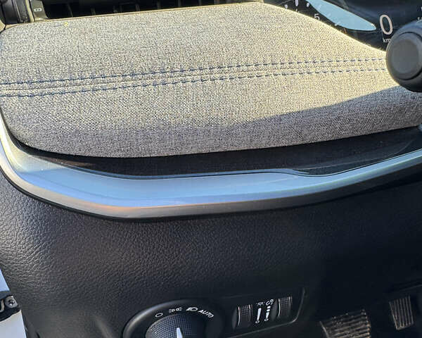 Білий Джип Compass, об'ємом двигуна 2 л та пробігом 122 тис. км за 18400 $, фото 17 на Automoto.ua