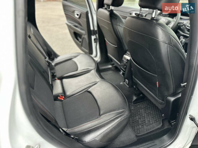 Белый Джип Компас, объемом двигателя 2 л и пробегом 80 тыс. км за 23000 $, фото 30 на Automoto.ua