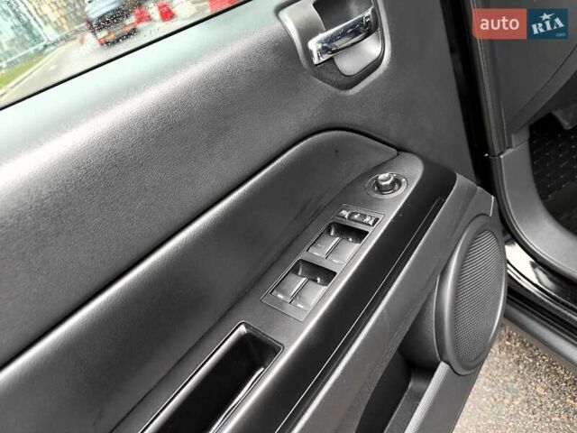 Чорний Джип Compass, об'ємом двигуна 2.4 л та пробігом 115 тис. км за 8990 $, фото 35 на Automoto.ua