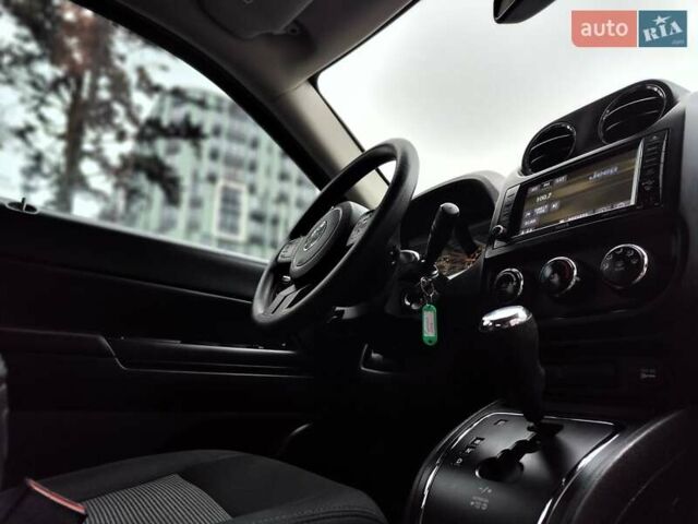 Чорний Джип Compass, об'ємом двигуна 2.4 л та пробігом 115 тис. км за 8990 $, фото 51 на Automoto.ua