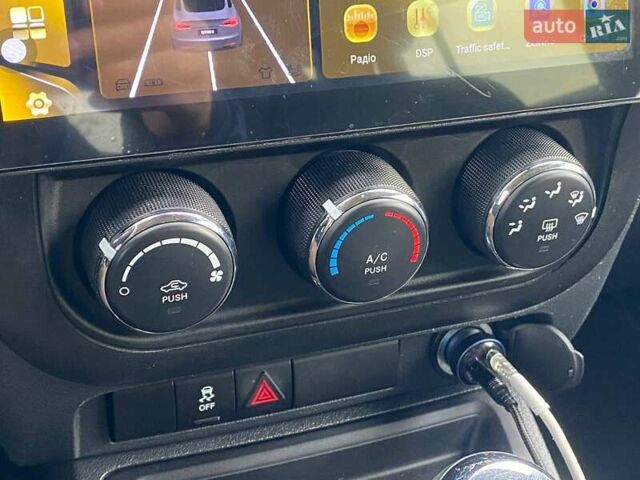 Чорний Джип Compass, об'ємом двигуна 2 л та пробігом 133 тис. км за 10290 $, фото 22 на Automoto.ua