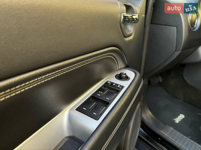 Черный Джип Компас, объемом двигателя 2 л и пробегом 129 тыс. км за 10900 $, фото 14 на Automoto.ua