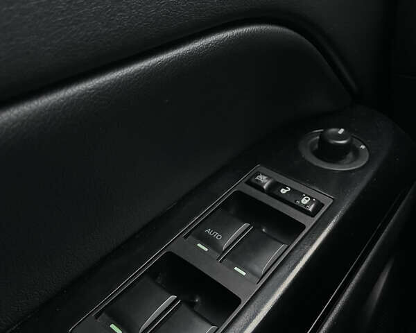 Чорний Джип Compass, об'ємом двигуна 2.4 л та пробігом 211 тис. км за 11500 $, фото 15 на Automoto.ua