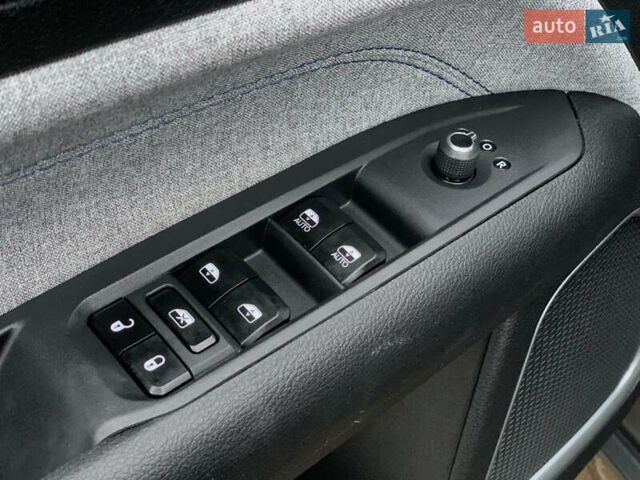 Чорний Джип Compass, об'ємом двигуна 2 л та пробігом 47 тис. км за 22855 $, фото 42 на Automoto.ua