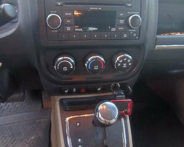 Червоний Джип Compass, об'ємом двигуна 2 л та пробігом 178 тис. км за 8000 $, фото 6 на Automoto.ua