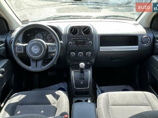 Червоний Джип Compass, об'ємом двигуна 2 л та пробігом 68 тис. км за 10800 $, фото 3 на Automoto.ua