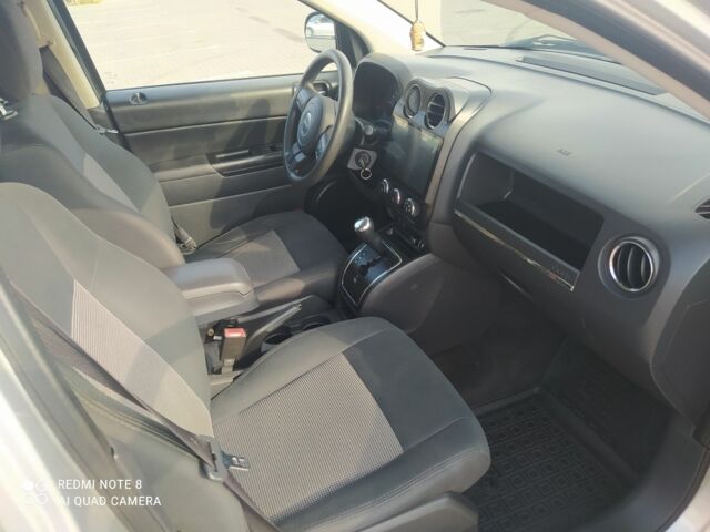 Серый Джип Компас, объемом двигателя 2 л и пробегом 150 тыс. км за 10000 $, фото 3 на Automoto.ua