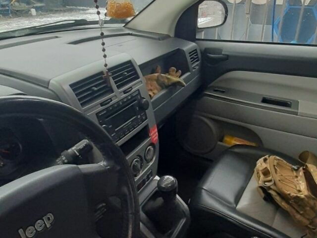 Серый Джип Компас, объемом двигателя 2 л и пробегом 317 тыс. км за 3778 $, фото 2 на Automoto.ua