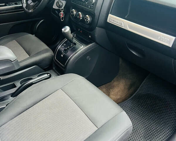 Серый Джип Компас, объемом двигателя 2 л и пробегом 236 тыс. км за 9500 $, фото 11 на Automoto.ua