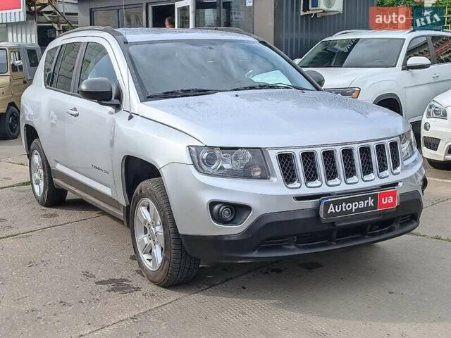 Серый Джип Компас, объемом двигателя 2 л и пробегом 122 тыс. км за 9300 $, фото 2 на Automoto.ua