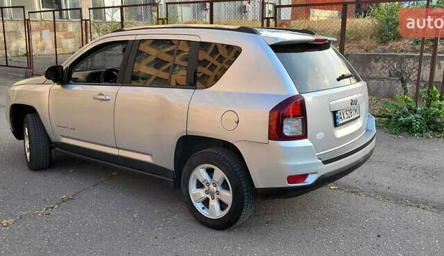 Серый Джип Компас, объемом двигателя 2 л и пробегом 120 тыс. км за 9500 $, фото 2 на Automoto.ua