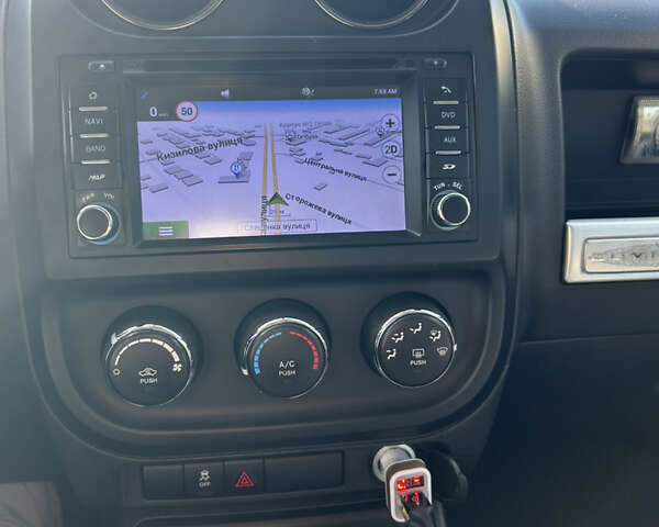 Серый Джип Компас, объемом двигателя 2.4 л и пробегом 240 тыс. км за 10000 $, фото 3 на Automoto.ua