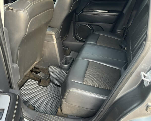 Сірий Джип Compass, об'ємом двигуна 2.4 л та пробігом 216 тис. км за 9700 $, фото 1 на Automoto.ua