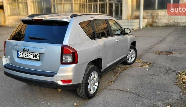 Серый Джип Компас, объемом двигателя 2 л и пробегом 120 тыс. км за 9500 $, фото 3 на Automoto.ua