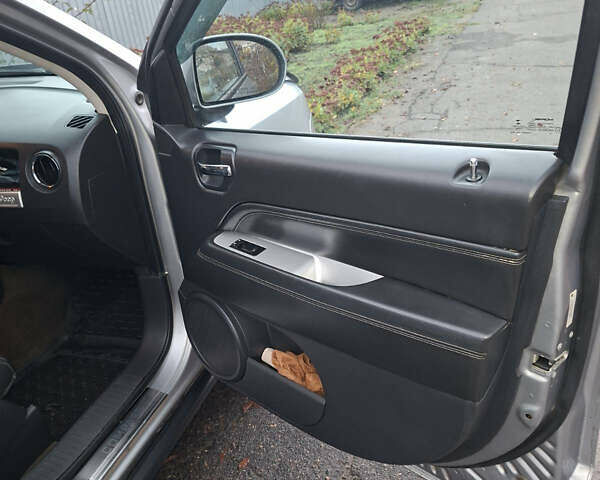 Серый Джип Компас, объемом двигателя 2 л и пробегом 280 тыс. км за 10500 $, фото 15 на Automoto.ua