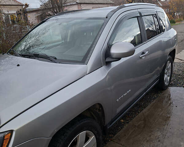 Серый Джип Компас, объемом двигателя 2 л и пробегом 280 тыс. км за 10500 $, фото 5 на Automoto.ua